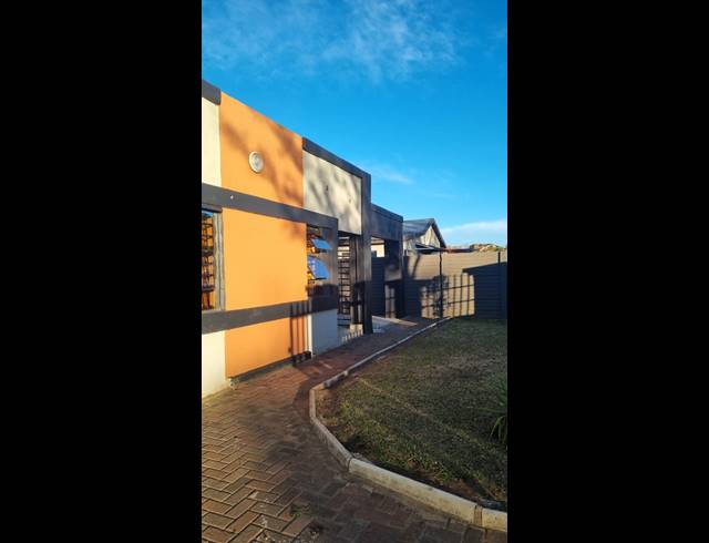 3 BEDROOM FREEHOLD FOR SALE IN FERNWOOD